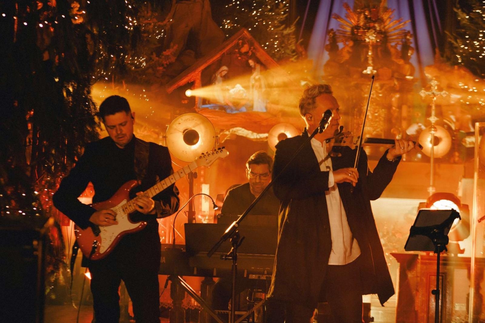 Zdjęcie w galerii na portalu naszraciborz.pl: Zespół Bartnicky pięknie kolędował w Kietrzu! wiadomości z regionu