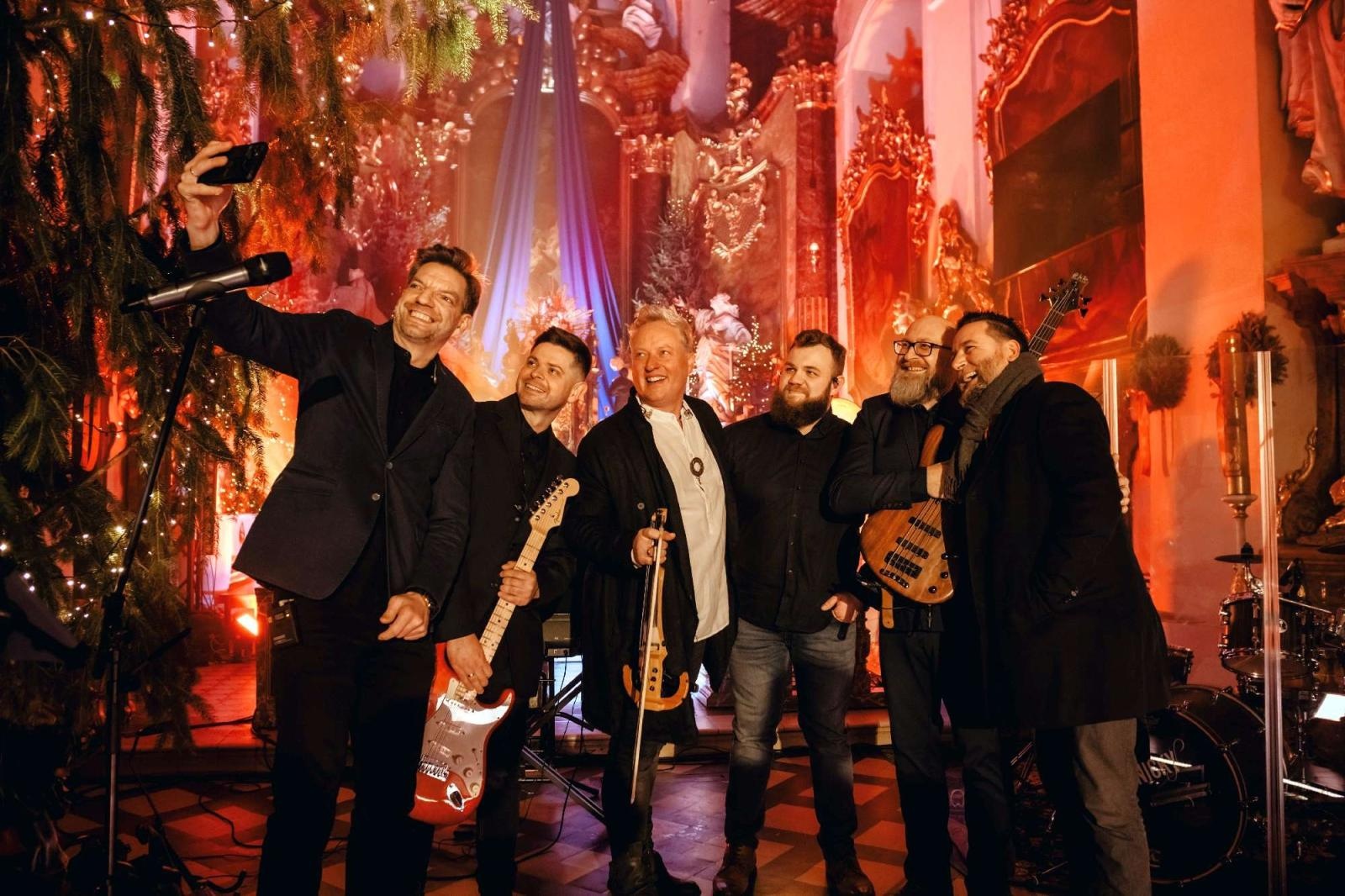 Zdjęcie w galerii na portalu naszraciborz.pl: Zespół Bartnicky pięknie kolędował w Kietrzu! wiadomości z regionu