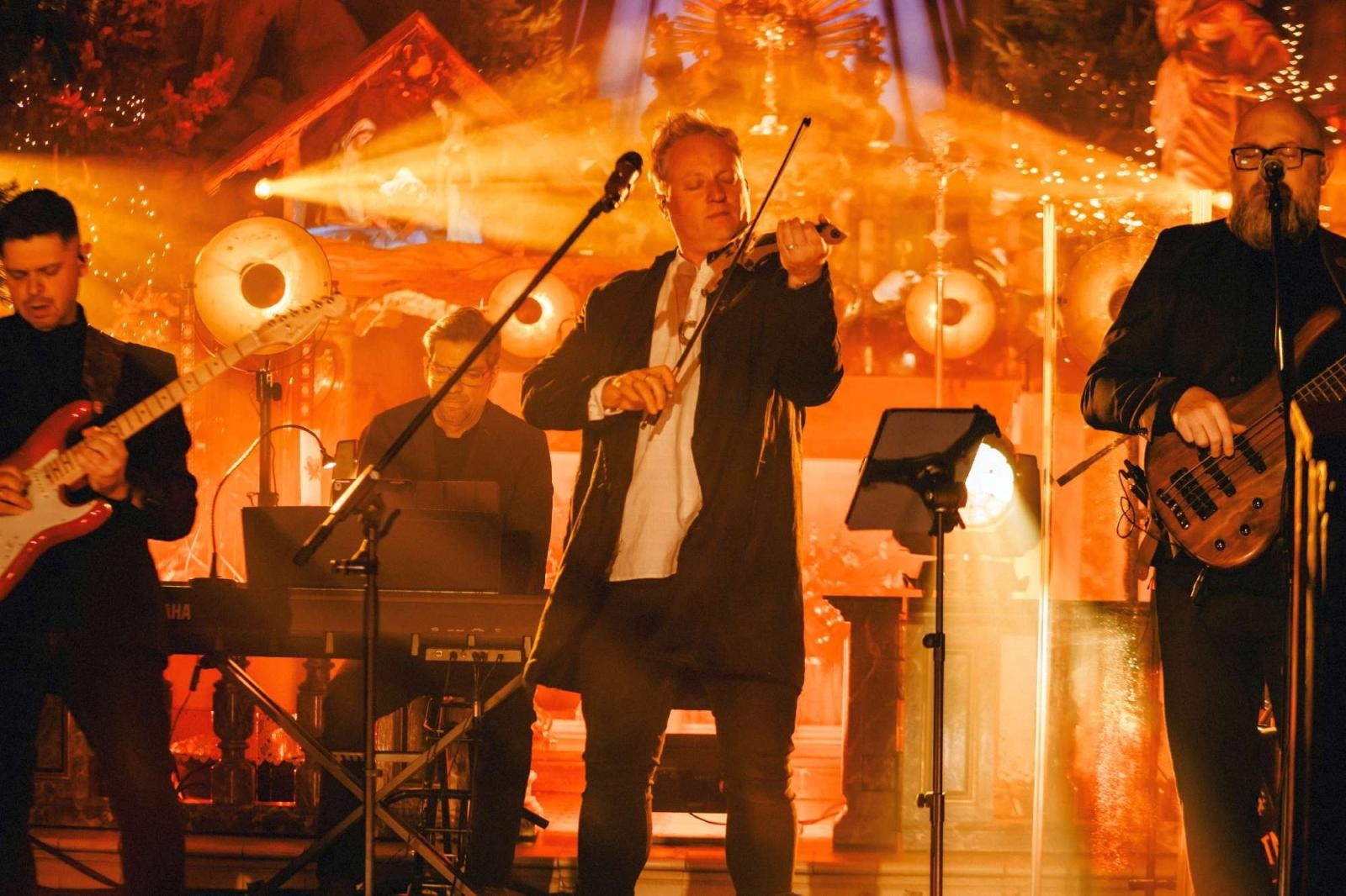 Zdjęcie w galerii na portalu naszraciborz.pl: Zespół Bartnicky pięknie kolędował w Kietrzu! wiadomości z regionu