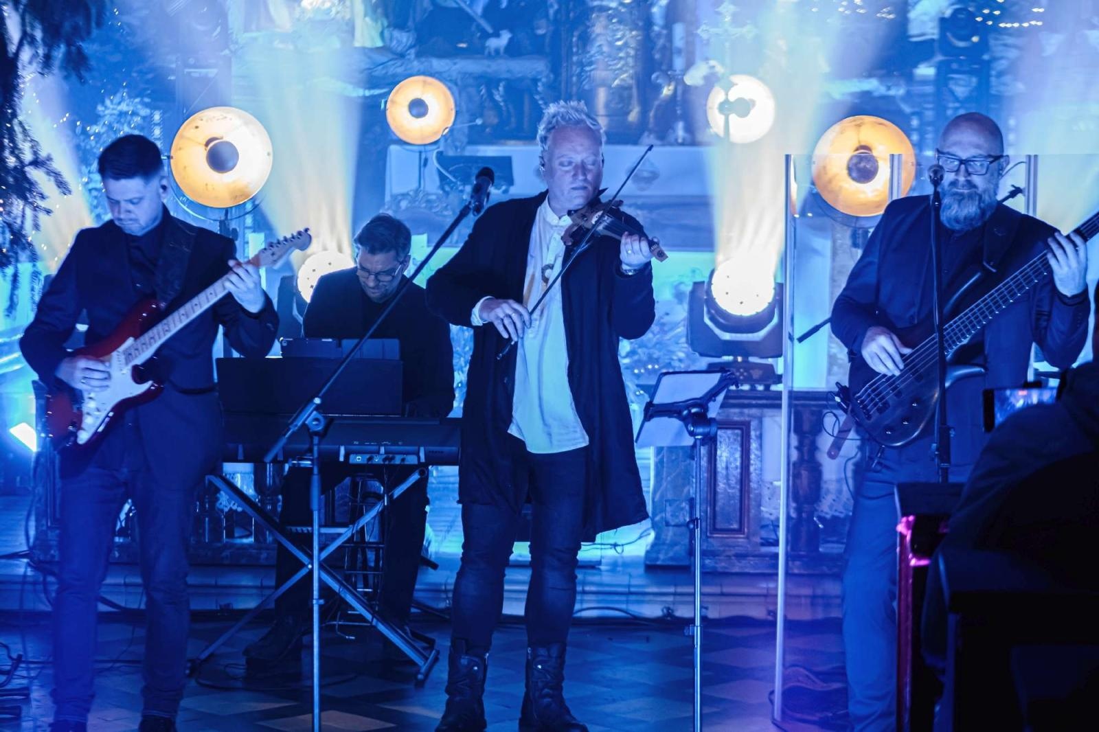 Zdjęcie w galerii na portalu naszraciborz.pl: Zespół Bartnicky pięknie kolędował w Kietrzu! wiadomości z regionu