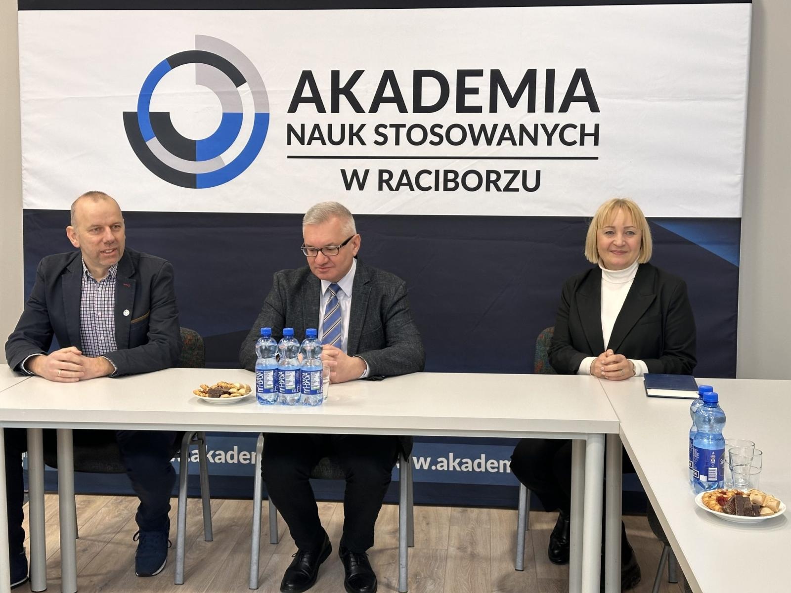 Zdjęcie w galerii na portalu naszraciborz.pl: Nowa Rada Uczelniana Samorządu Studenckiego spotkała się z władzami ANS wiadomości z regionu