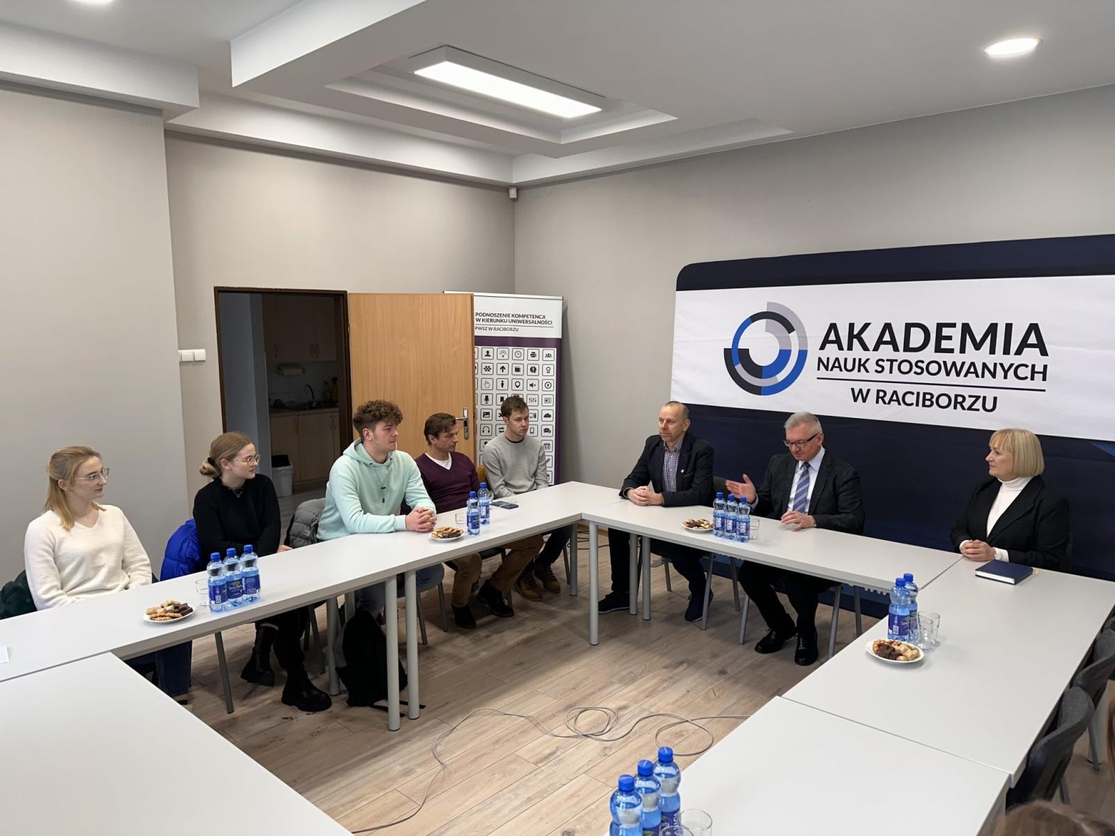 Zdjęcie w galerii na portalu naszraciborz.pl: Nowa Rada Uczelniana Samorządu Studenckiego spotkała się z władzami ANS wiadomości z regionu