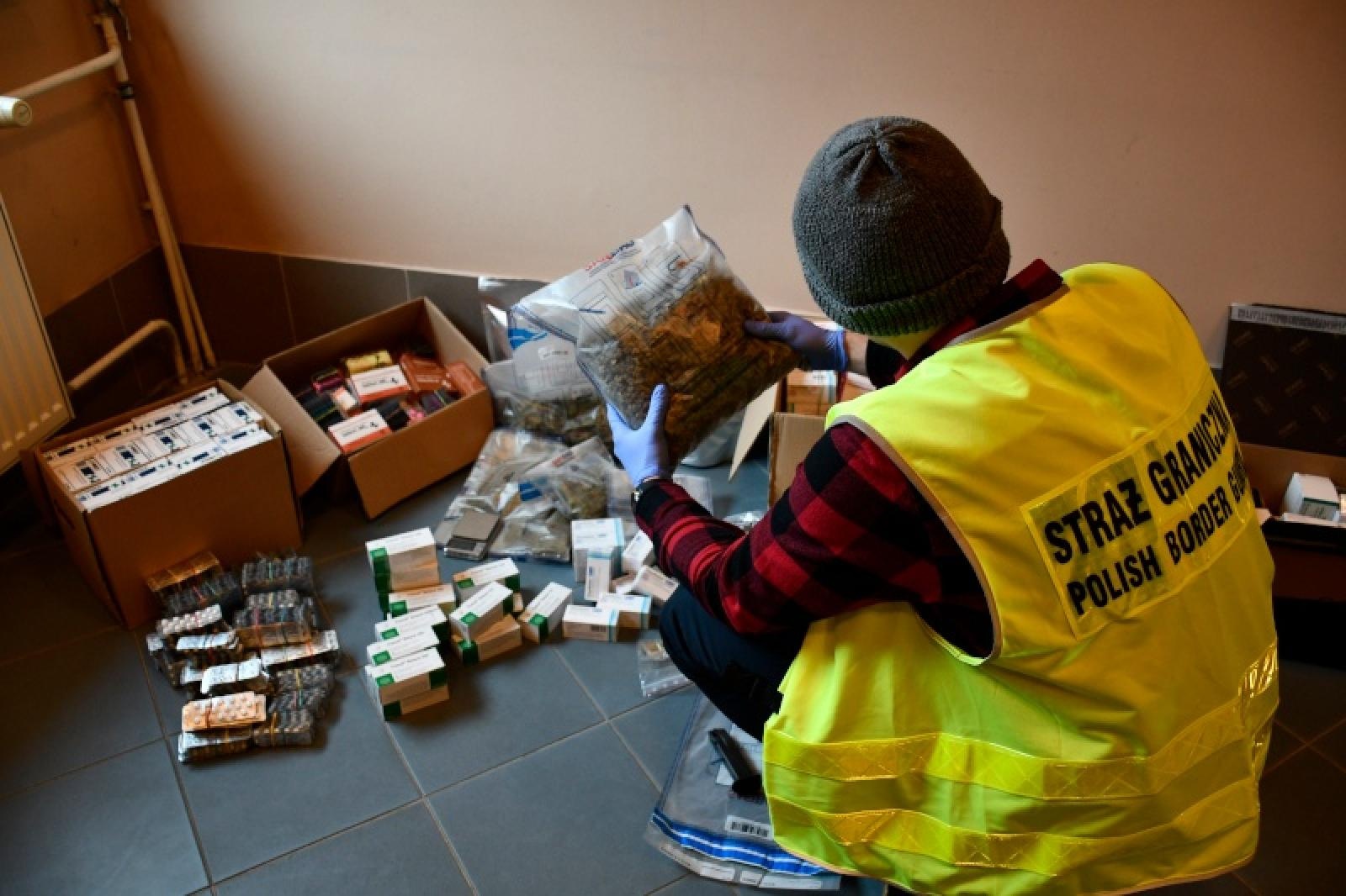 Zdjęcie w galerii na portalu naszraciborz.pl: Darknet i klocki z narkotykami. Sukces śląskich pograniczników z Raciborza wiadomości z regionu