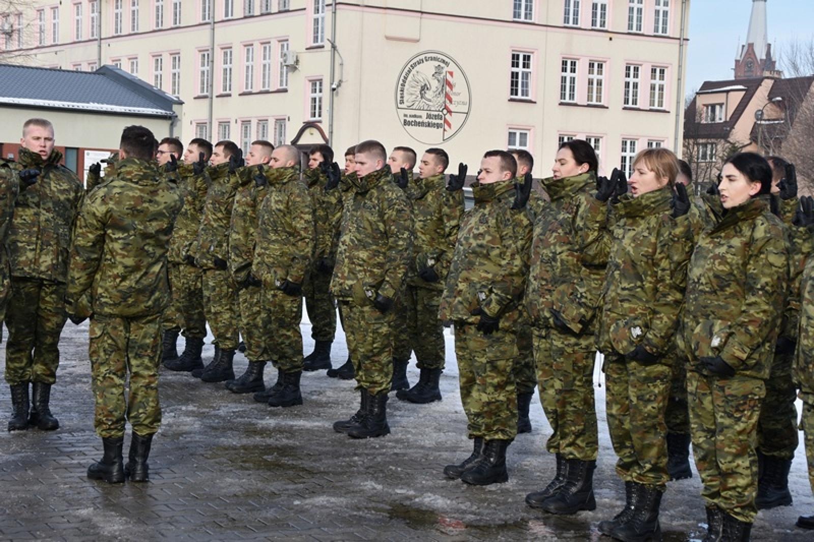 Zdjęcie w galerii na portalu naszraciborz.pl: Uroczyste ślubowanie nowych funkcjonariuszy Śląskiego Oddziału Straży Granicznej w Raciborzu wiadomości z regionu
