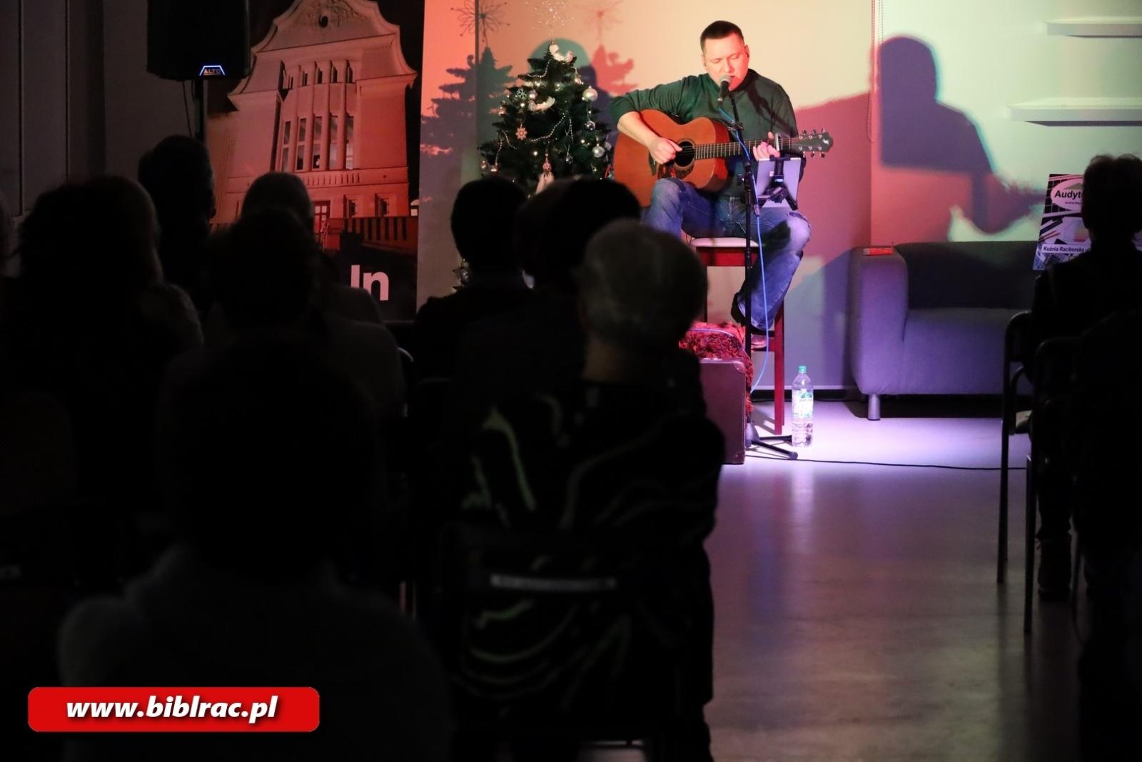 Zdjęcie w galerii na portalu naszraciborz.pl: Co słychać na raciborskim podwórzu? Andrzej Migus wystąpił w raciborskiej bibliotece wiadomości z regionu