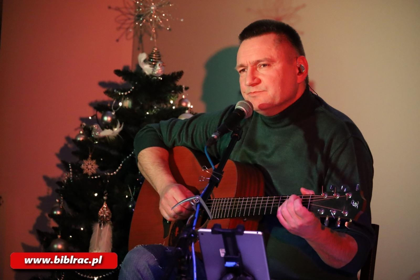 Zdjęcie w galerii na portalu naszraciborz.pl: Co słychać na raciborskim podwórzu? Andrzej Migus wystąpił w raciborskiej bibliotece wiadomości z regionu