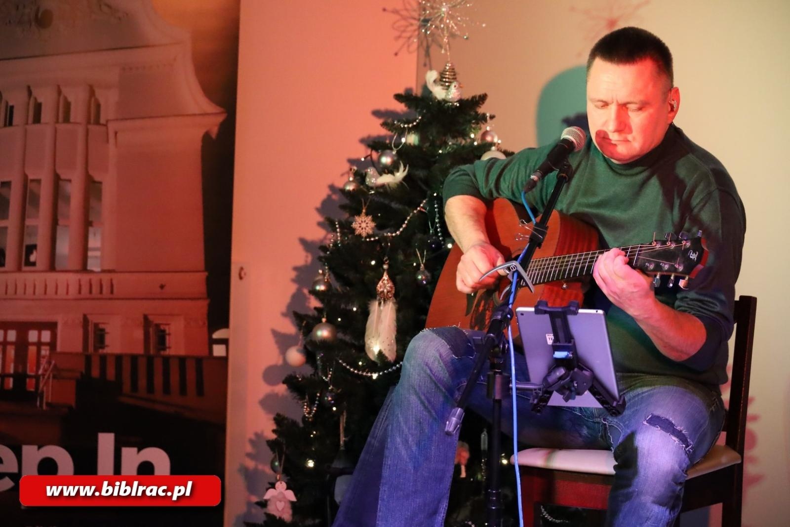 Zdjęcie w galerii na portalu naszraciborz.pl: Co słychać na raciborskim podwórzu? Andrzej Migus wystąpił w raciborskiej bibliotece wiadomości z regionu