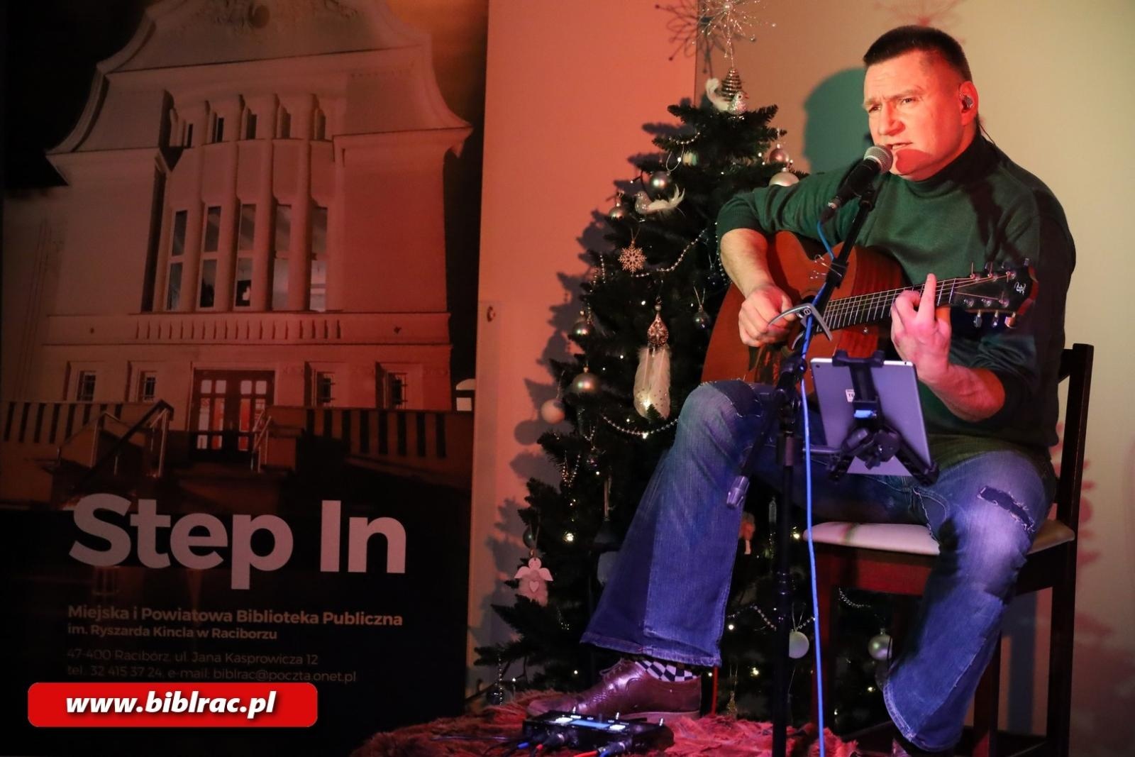 Zdjęcie w galerii na portalu naszraciborz.pl: Co słychać na raciborskim podwórzu? Andrzej Migus wystąpił w raciborskiej bibliotece wiadomości z regionu