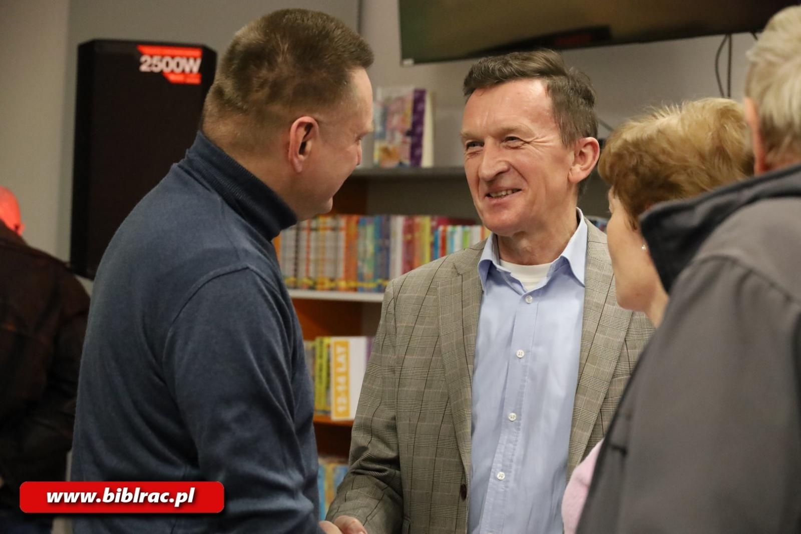 Zdjęcie w galerii na portalu naszraciborz.pl: Co słychać na raciborskim podwórzu? Andrzej Migus wystąpił w raciborskiej bibliotece wiadomości z regionu