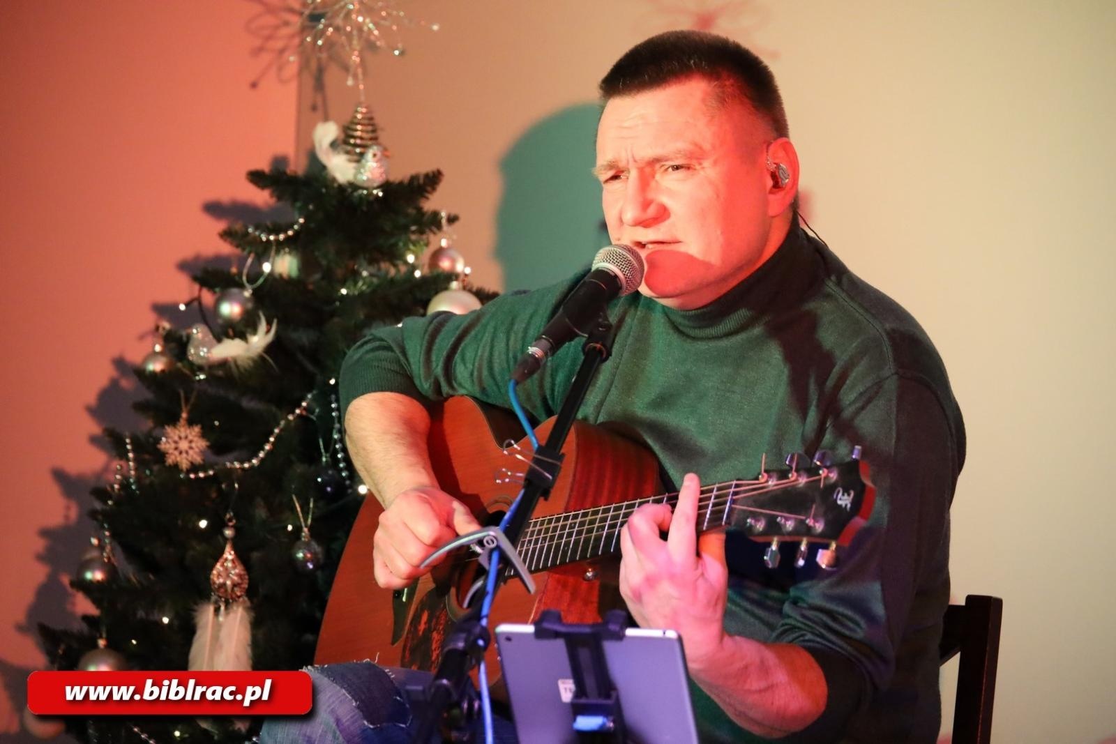 Zdjęcie w galerii na portalu naszraciborz.pl: Co słychać na raciborskim podwórzu? Andrzej Migus wystąpił w raciborskiej bibliotece wiadomości z regionu