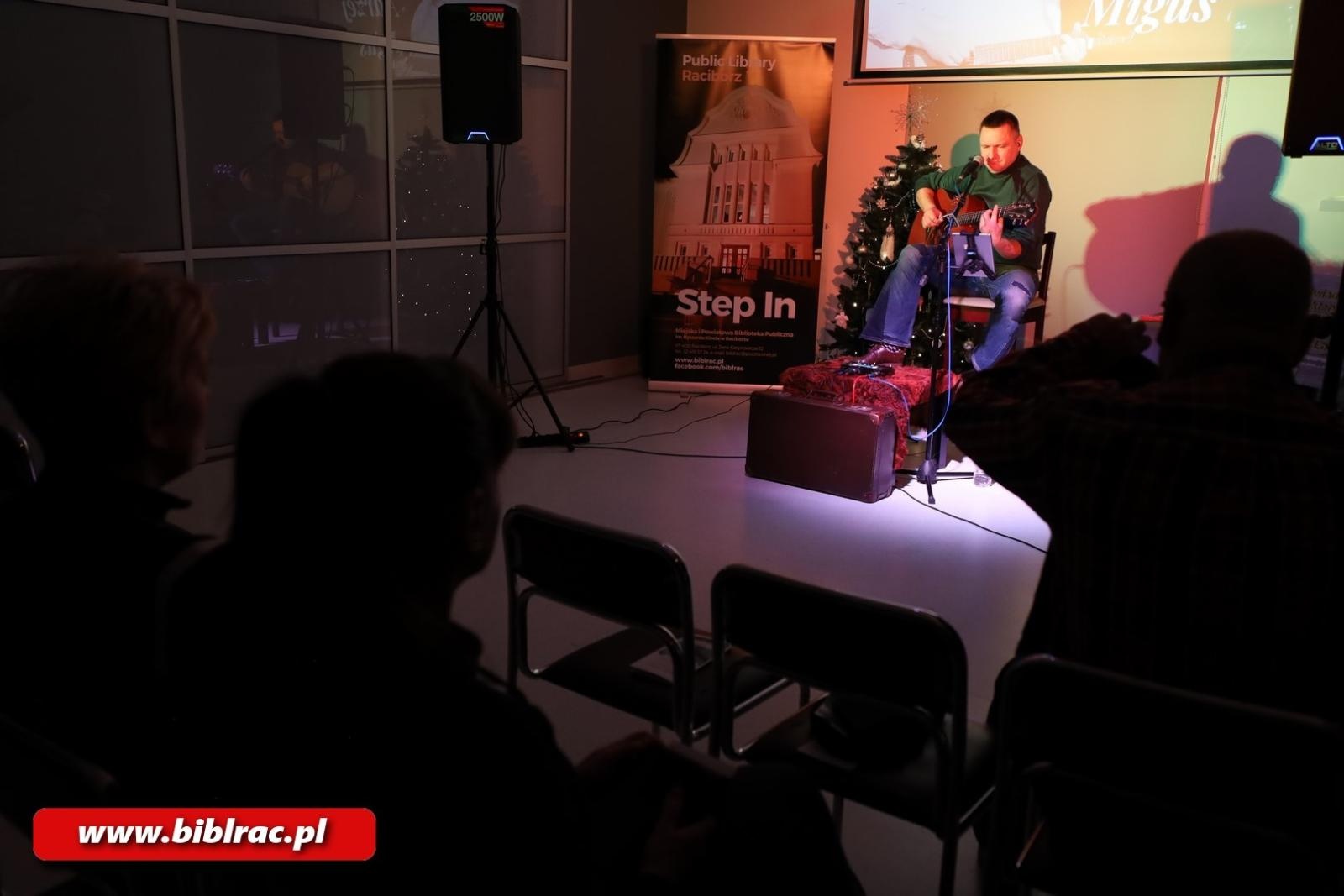 Zdjęcie w galerii na portalu naszraciborz.pl: Co słychać na raciborskim podwórzu? Andrzej Migus wystąpił w raciborskiej bibliotece wiadomości z regionu