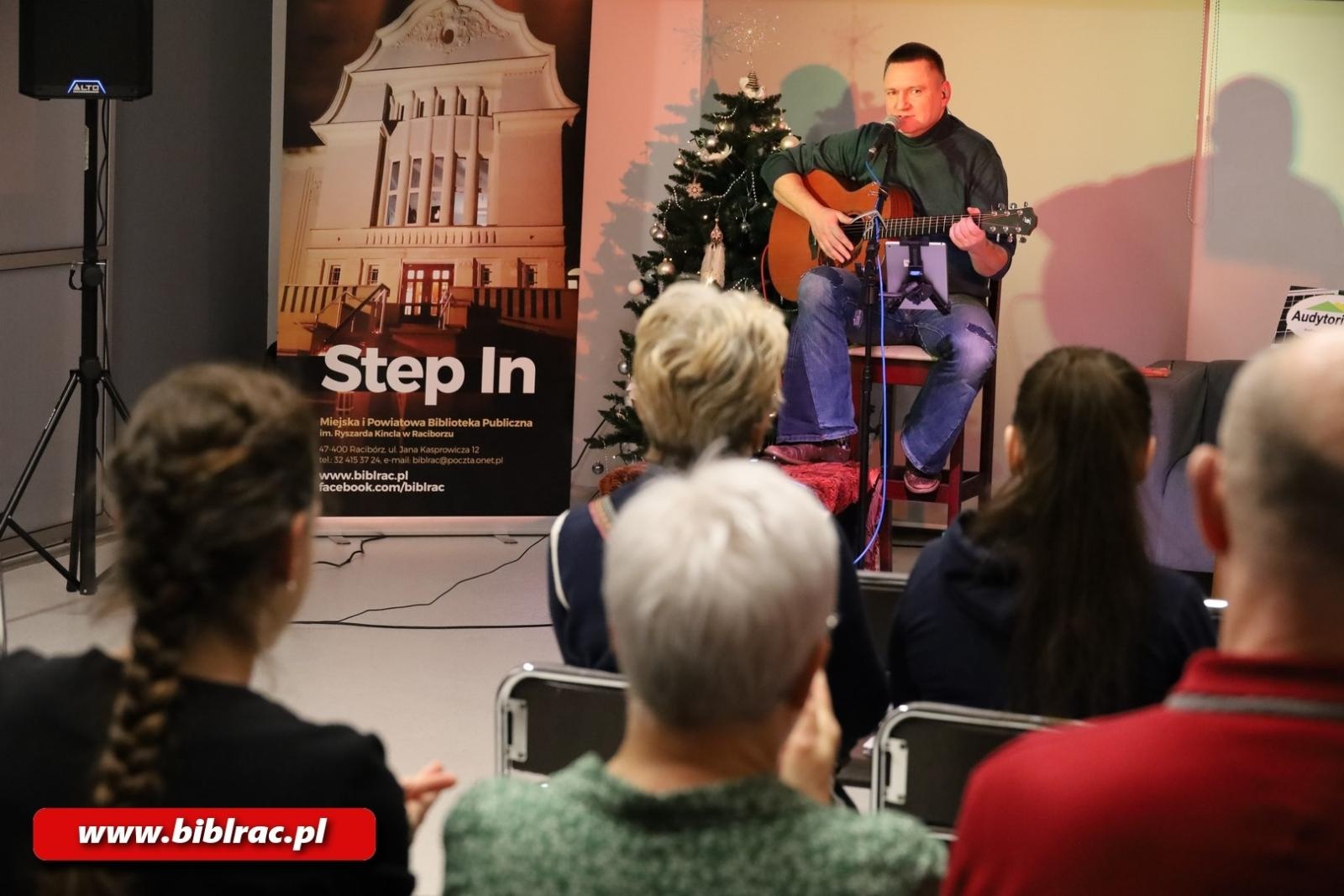 Zdjęcie w galerii na portalu naszraciborz.pl: Co słychać na raciborskim podwórzu? Andrzej Migus wystąpił w raciborskiej bibliotece wiadomości z regionu