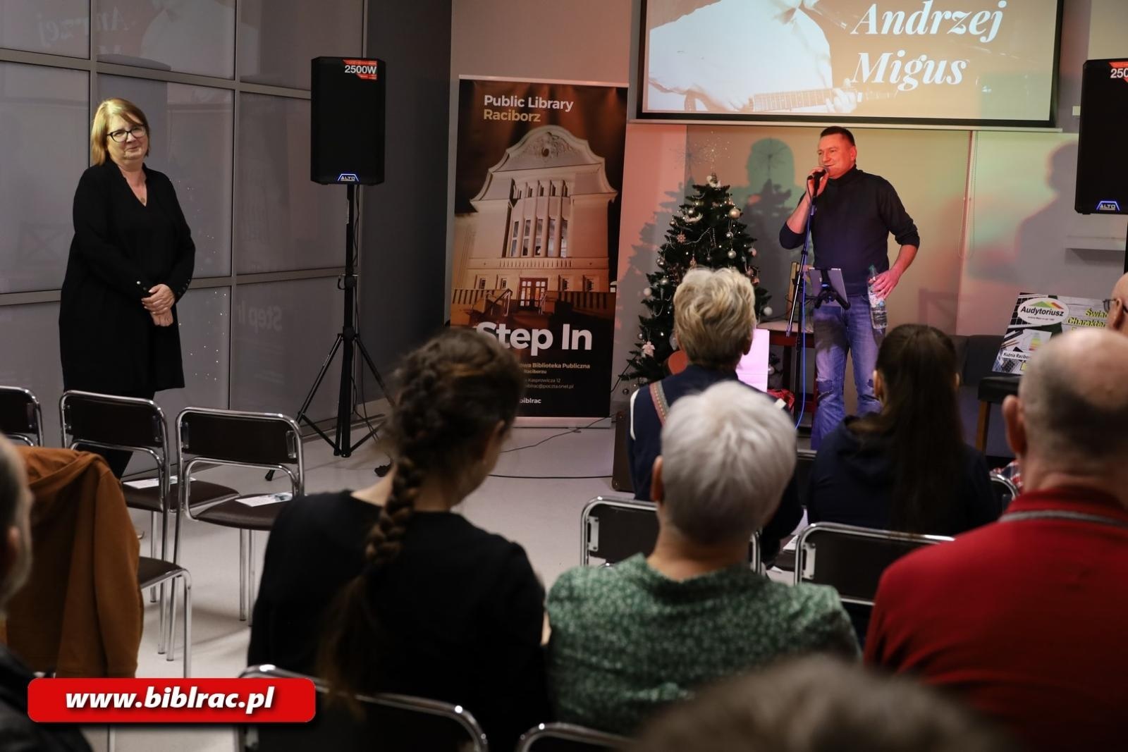 Zdjęcie w galerii na portalu naszraciborz.pl: Co słychać na raciborskim podwórzu? Andrzej Migus wystąpił w raciborskiej bibliotece wiadomości z regionu