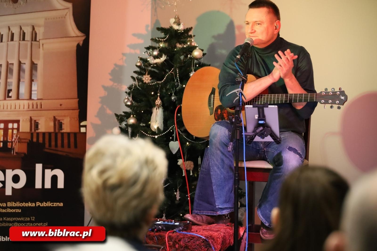 Zdjęcie w galerii na portalu naszraciborz.pl: Co słychać na raciborskim podwórzu? Andrzej Migus wystąpił w raciborskiej bibliotece wiadomości z regionu