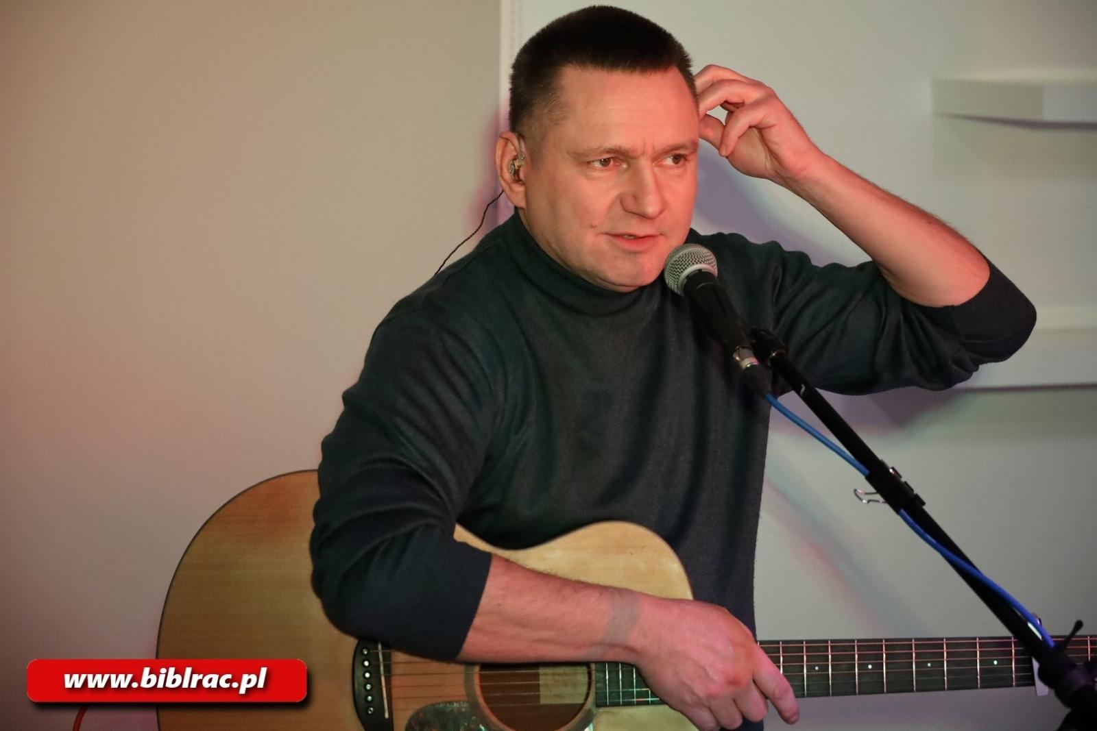 Zdjęcie w galerii na portalu naszraciborz.pl: Co słychać na raciborskim podwórzu? Andrzej Migus wystąpił w raciborskiej bibliotece wiadomości z regionu