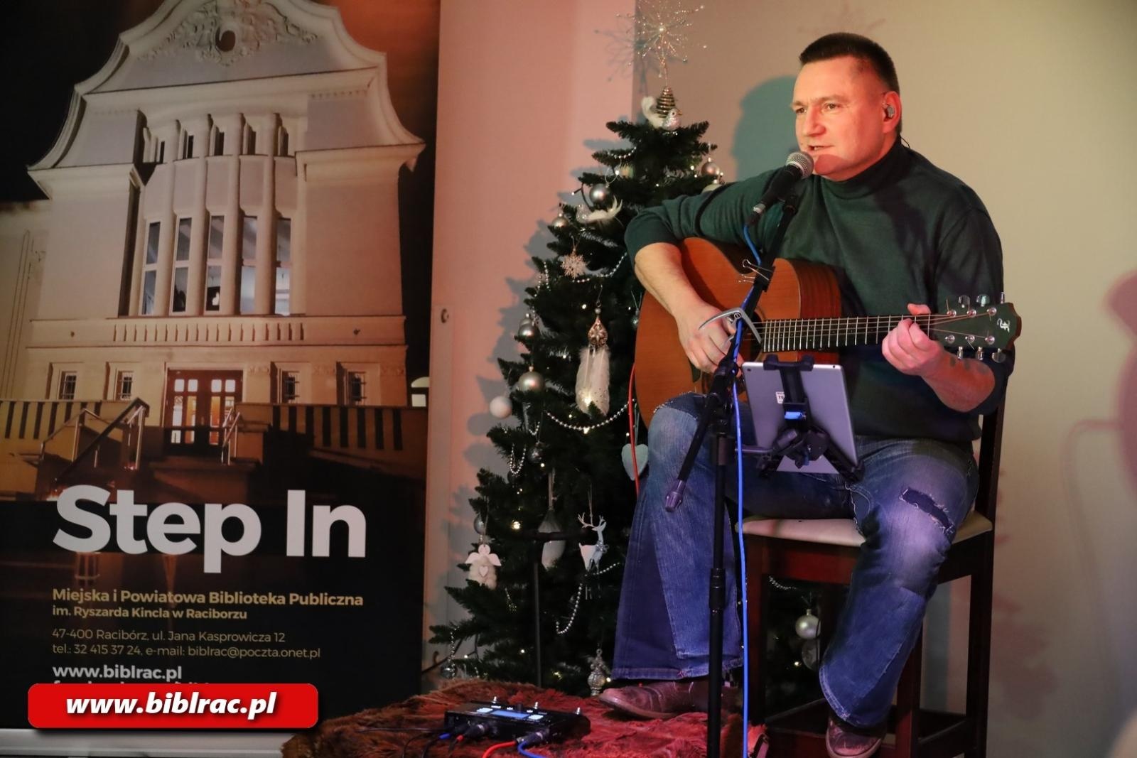 Zdjęcie w galerii na portalu naszraciborz.pl: Co słychać na raciborskim podwórzu? Andrzej Migus wystąpił w raciborskiej bibliotece wiadomości z regionu