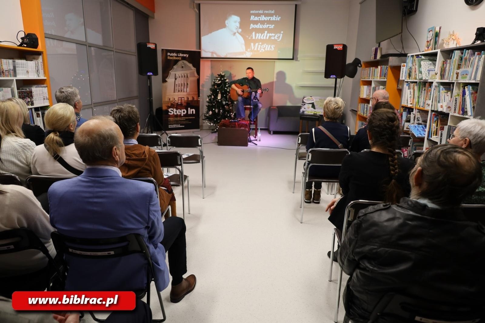 Zdjęcie w galerii na portalu naszraciborz.pl: Co słychać na raciborskim podwórzu? Andrzej Migus wystąpił w raciborskiej bibliotece wiadomości z regionu
