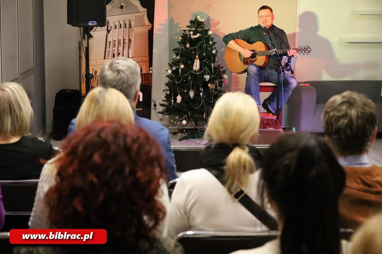 Zdjęcie w galerii na portalu naszraciborz.pl: Co słychać na raciborskim podwórzu? Andrzej Migus wystąpił w raciborskiej bibliotece wiadomości z regionu
