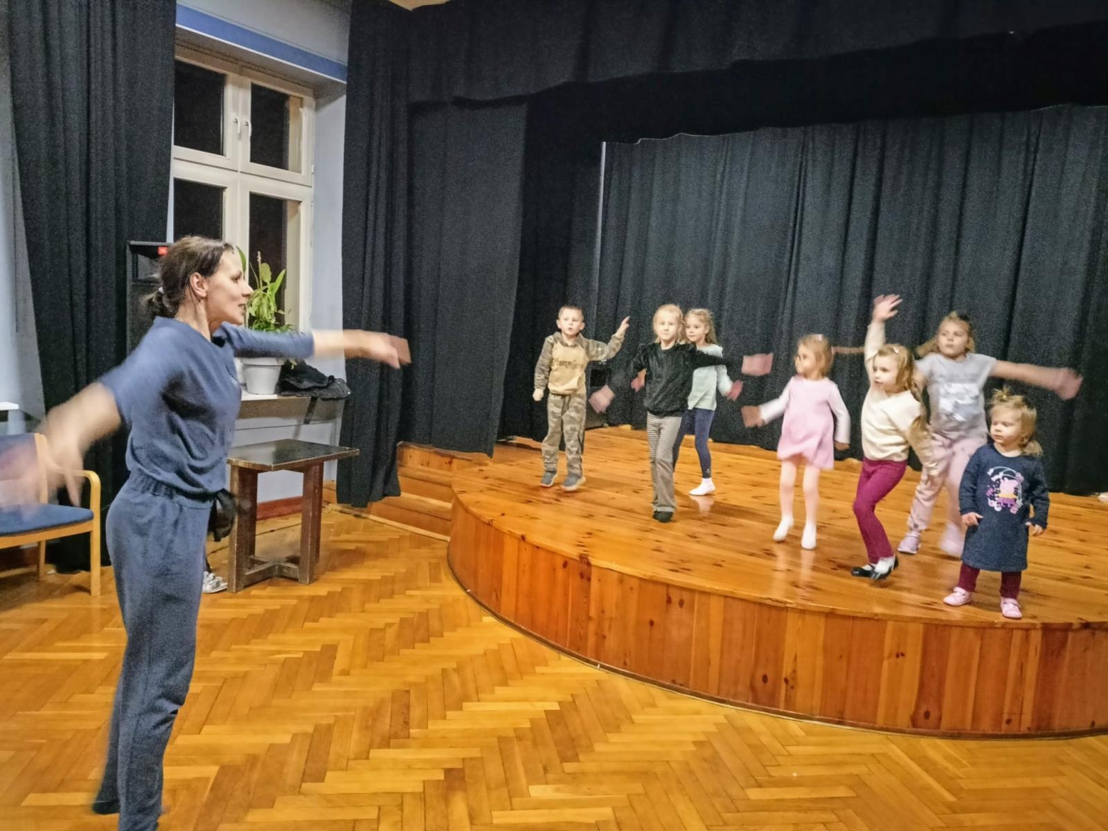 Zdjęcie w galerii na portalu naszraciborz.pl: Kolejne przygody Małych Odkrywców Sztuki wiadomości z regionu