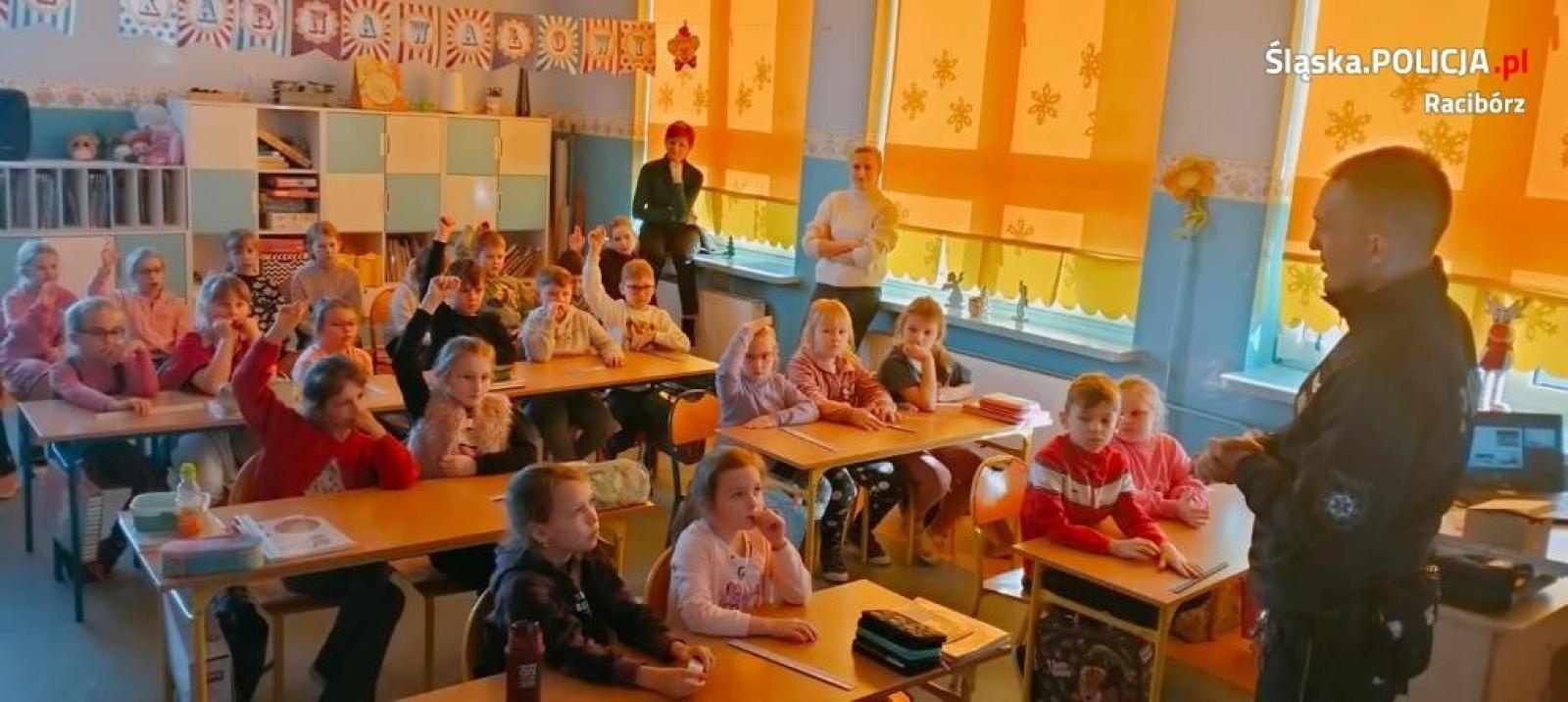 Zdjęcie w galerii na portalu naszraciborz.pl: Dzielnicowi na spotkaniu w ramach akcji Bezpieczne ferie wiadomości z regionu