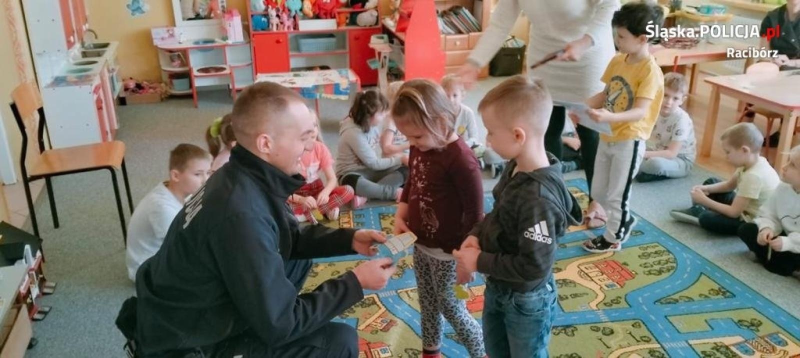 Zdjęcie w galerii na portalu naszraciborz.pl: Dzielnicowi na spotkaniu w ramach akcji Bezpieczne ferie wiadomości z regionu