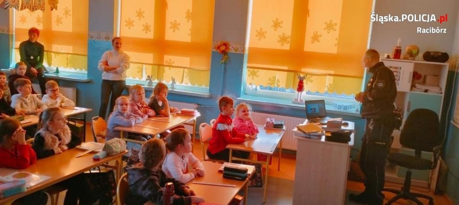 Zdjęcie w galerii na portalu naszraciborz.pl: Dzielnicowi na spotkaniu w ramach akcji Bezpieczne ferie wiadomości z regionu