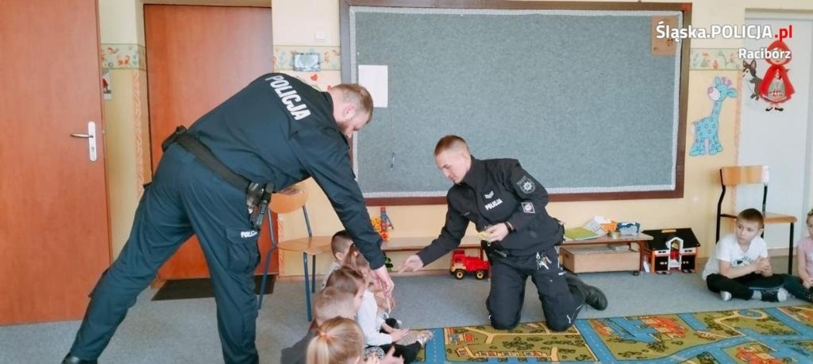 Zdjęcie w galerii na portalu naszraciborz.pl: Dzielnicowi na spotkaniu w ramach akcji Bezpieczne ferie wiadomości z regionu