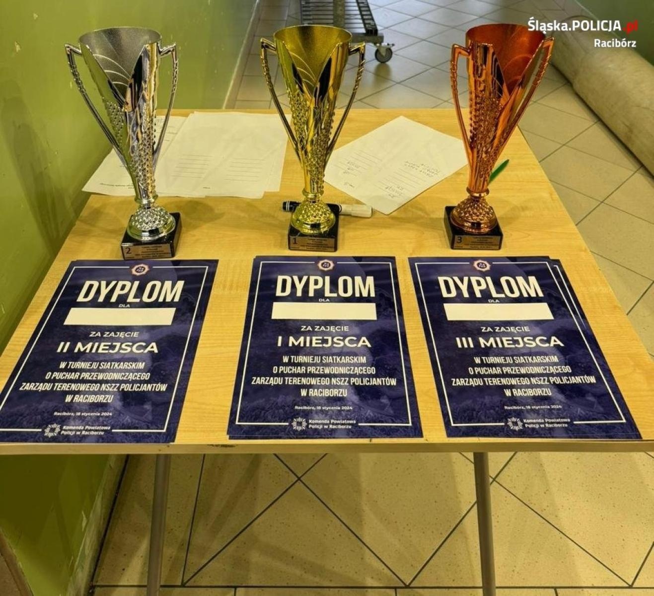 Zdjęcie w galerii na portalu naszraciborz.pl: Policjanci zorganizowali zmagania pod siatką. Wygrali strażacy wiadomości z regionu