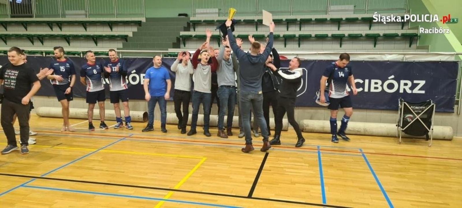 Zdjęcie w galerii na portalu naszraciborz.pl: Policjanci zorganizowali zmagania pod siatką. Wygrali strażacy wiadomości z regionu