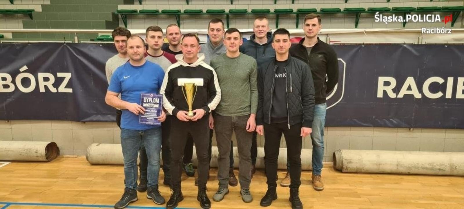 Zdjęcie w galerii na portalu naszraciborz.pl: Policjanci zorganizowali zmagania pod siatką. Wygrali strażacy wiadomości z regionu