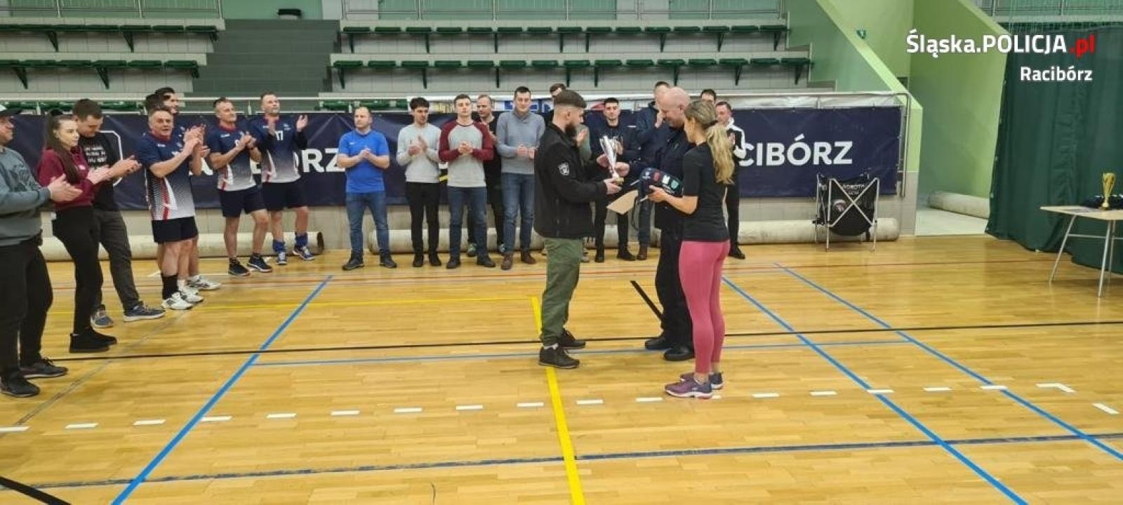 Zdjęcie w galerii na portalu naszraciborz.pl: Policjanci zorganizowali zmagania pod siatką. Wygrali strażacy wiadomości z regionu
