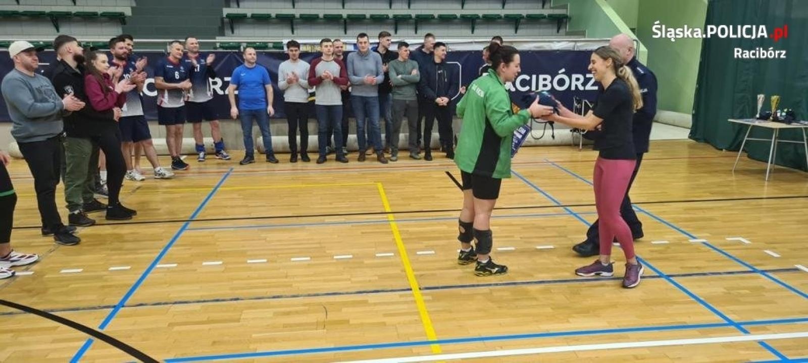 Zdjęcie w galerii na portalu naszraciborz.pl: Policjanci zorganizowali zmagania pod siatką. Wygrali strażacy wiadomości z regionu