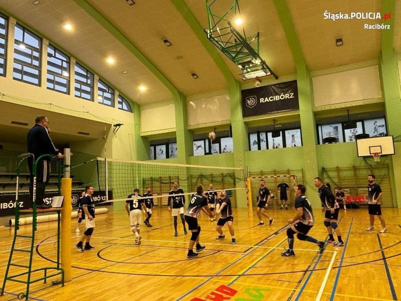 Zdjęcie w galerii na portalu naszraciborz.pl: Policjanci zorganizowali zmagania pod siatką. Wygrali strażacy wiadomości z regionu