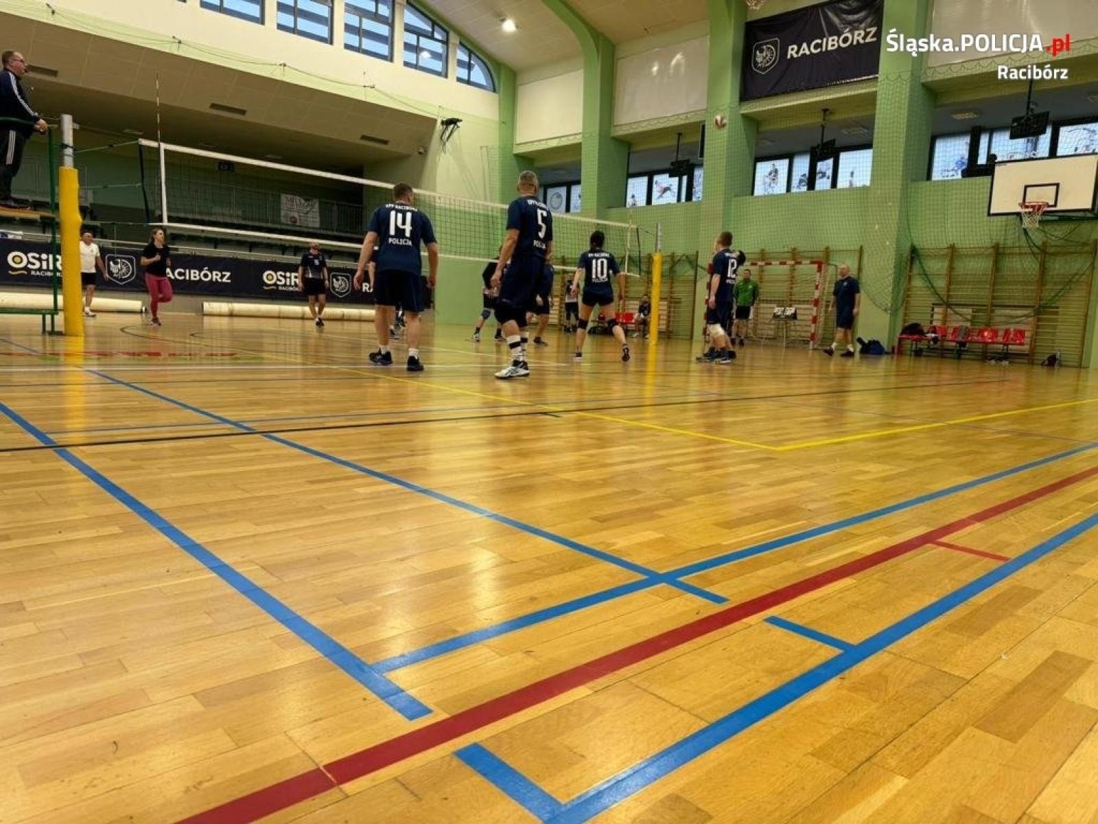 Zdjęcie w galerii na portalu naszraciborz.pl: Policjanci zorganizowali zmagania pod siatką. Wygrali strażacy wiadomości z regionu