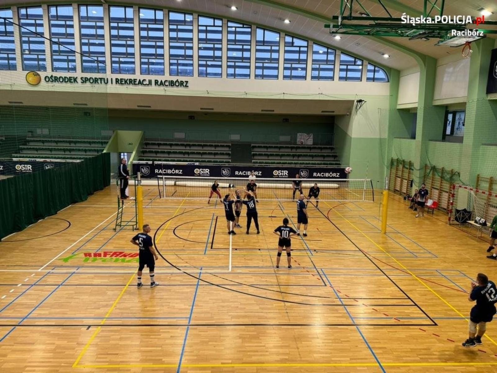 Zdjęcie w galerii na portalu naszraciborz.pl: Policjanci zorganizowali zmagania pod siatką. Wygrali strażacy wiadomości z regionu