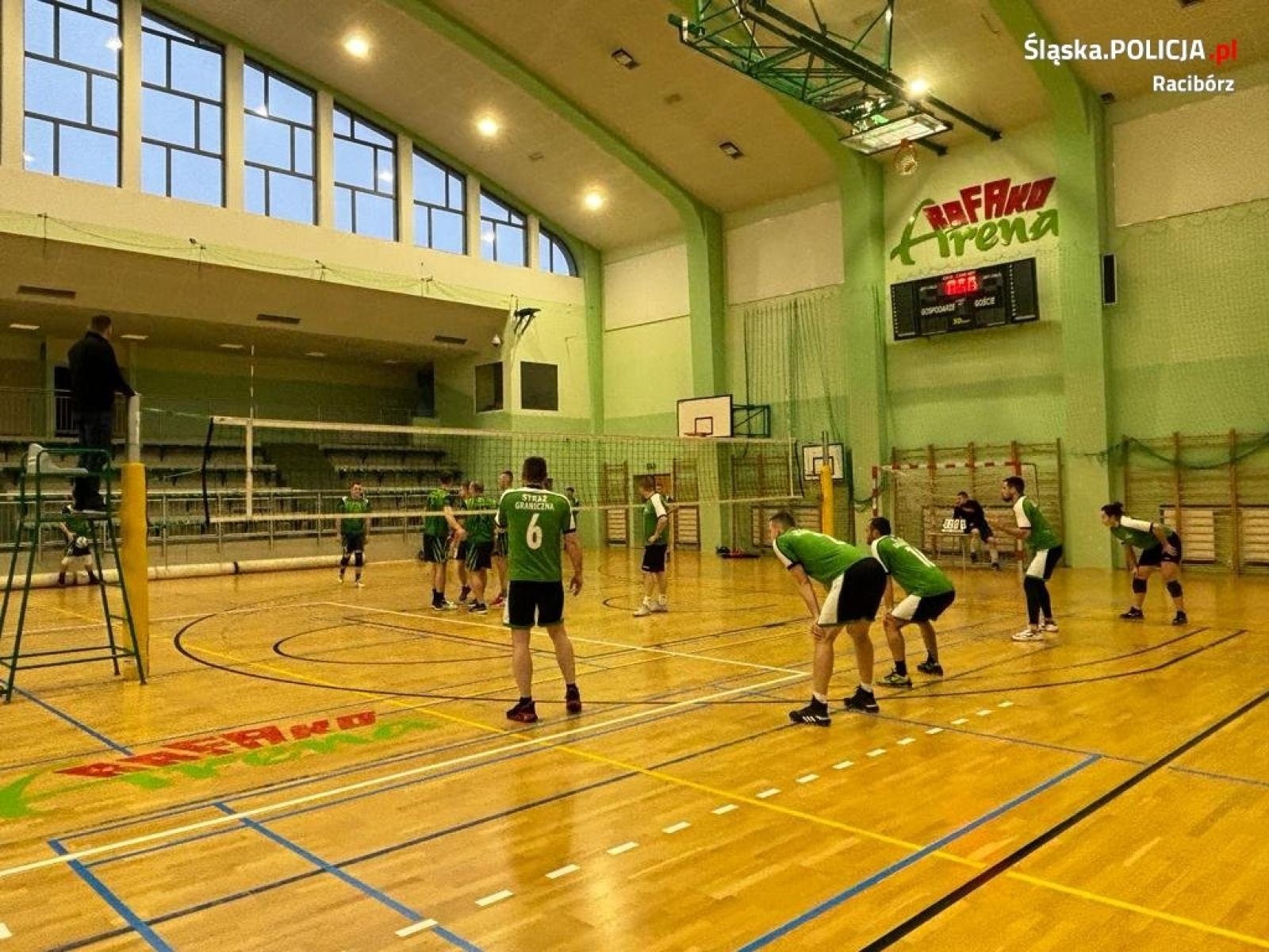 Zdjęcie w galerii na portalu naszraciborz.pl: Policjanci zorganizowali zmagania pod siatką. Wygrali strażacy wiadomości z regionu