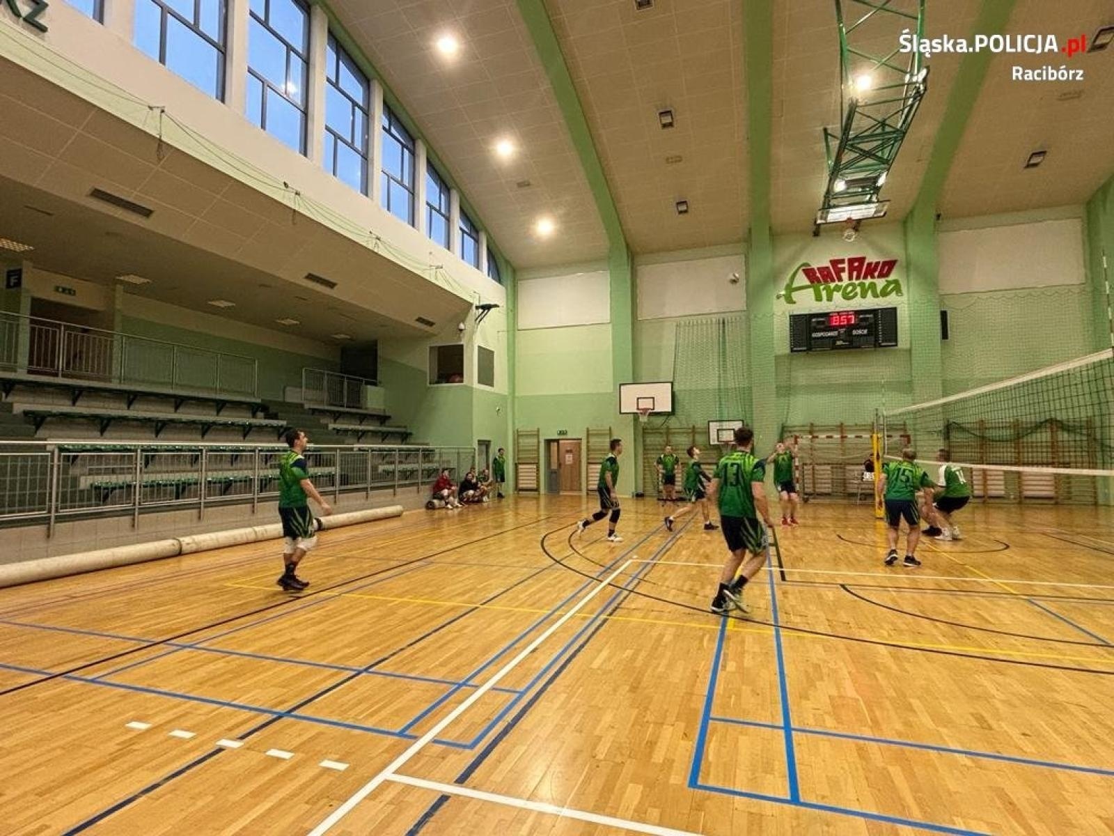 Zdjęcie w galerii na portalu naszraciborz.pl: Policjanci zorganizowali zmagania pod siatką. Wygrali strażacy wiadomości z regionu