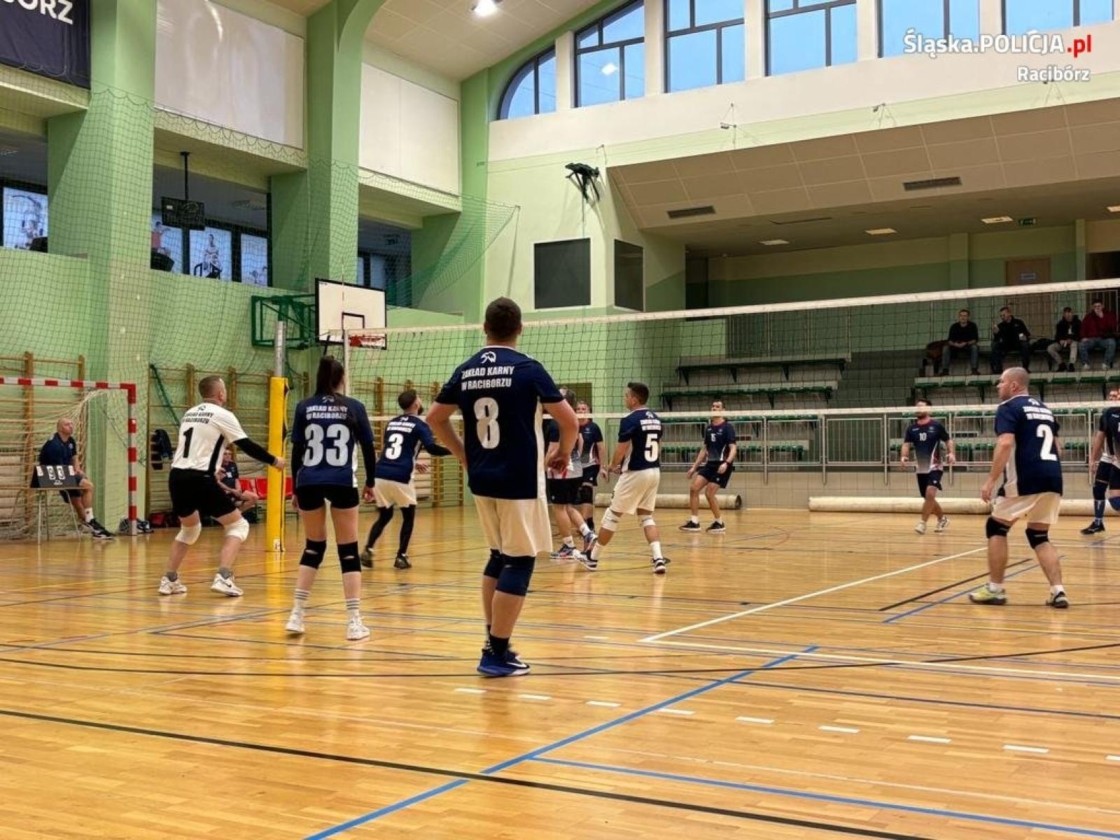 Zdjęcie w galerii na portalu naszraciborz.pl: Policjanci zorganizowali zmagania pod siatką. Wygrali strażacy wiadomości z regionu