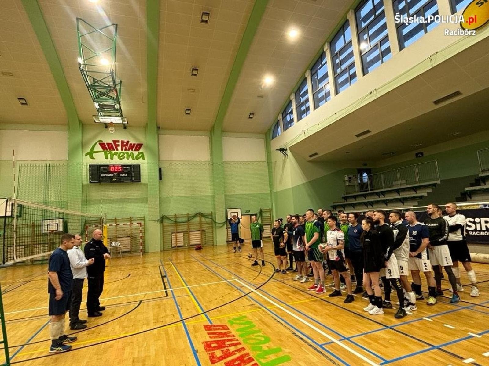 Zdjęcie w galerii na portalu naszraciborz.pl: Policjanci zorganizowali zmagania pod siatką. Wygrali strażacy wiadomości z regionu