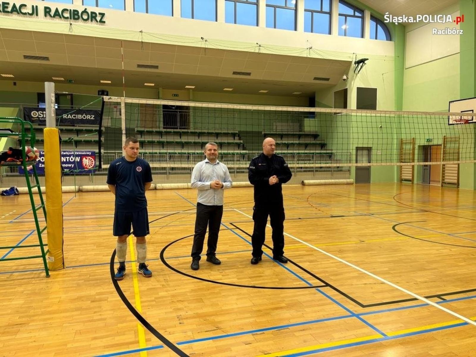 Zdjęcie w galerii na portalu naszraciborz.pl: Policjanci zorganizowali zmagania pod siatką. Wygrali strażacy wiadomości z regionu