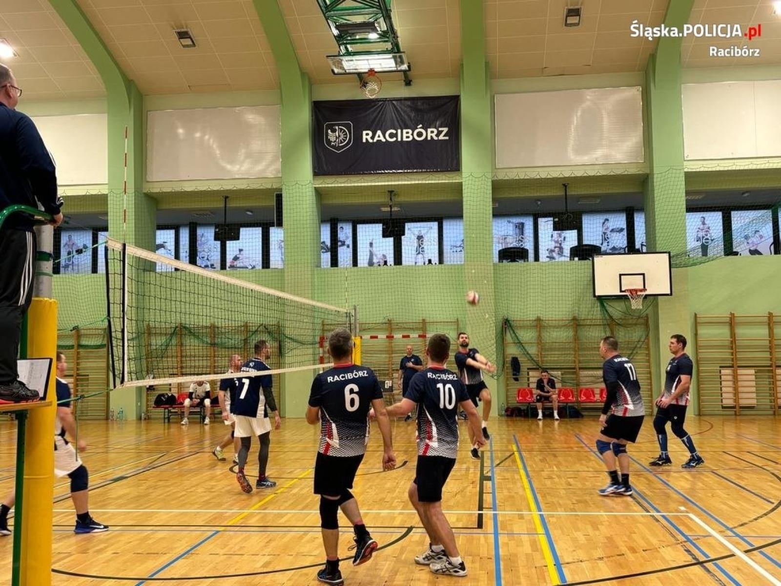 Zdjęcie w galerii na portalu naszraciborz.pl: Policjanci zorganizowali zmagania pod siatką. Wygrali strażacy wiadomości z regionu