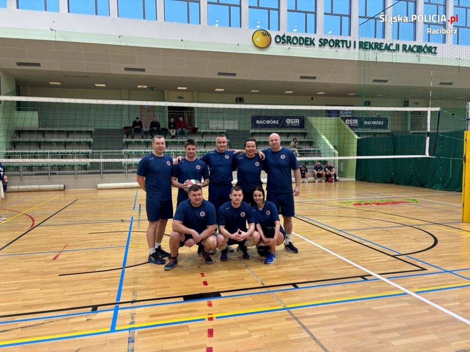 Zdjęcie w galerii na portalu naszraciborz.pl: Policjanci zorganizowali zmagania pod siatką. Wygrali strażacy wiadomości z regionu