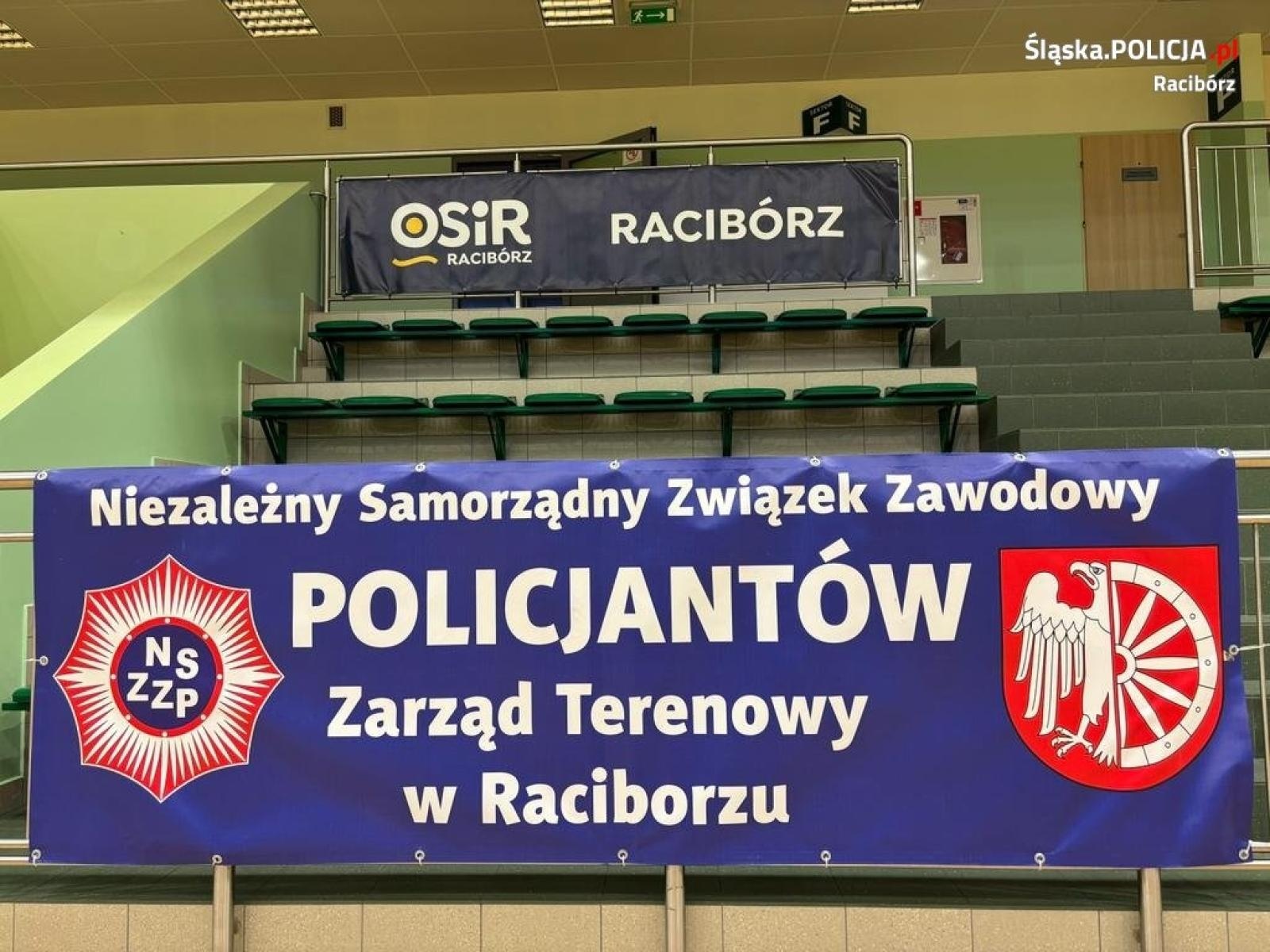 Zdjęcie w galerii na portalu naszraciborz.pl: Policjanci zorganizowali zmagania pod siatką. Wygrali strażacy wiadomości z regionu