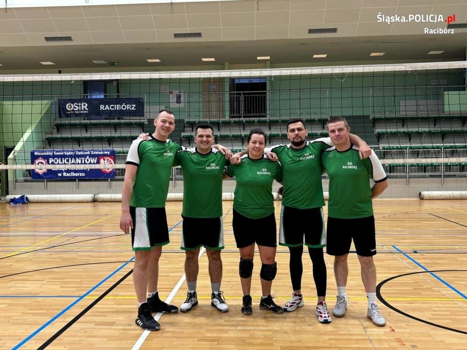 Zdjęcie w galerii na portalu naszraciborz.pl: Policjanci zorganizowali zmagania pod siatką. Wygrali strażacy wiadomości z regionu