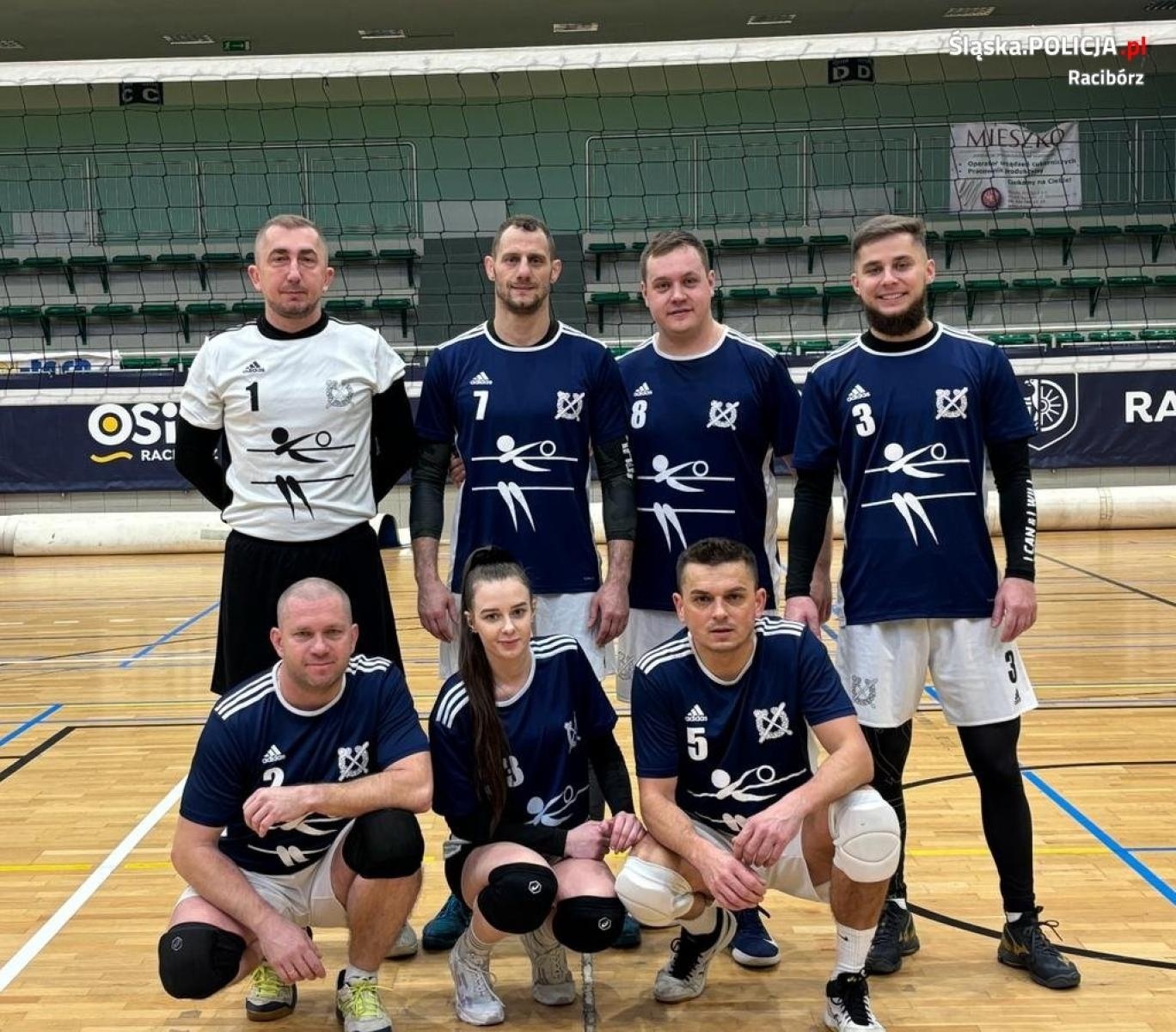 Zdjęcie w galerii na portalu naszraciborz.pl: Policjanci zorganizowali zmagania pod siatką. Wygrali strażacy wiadomości z regionu