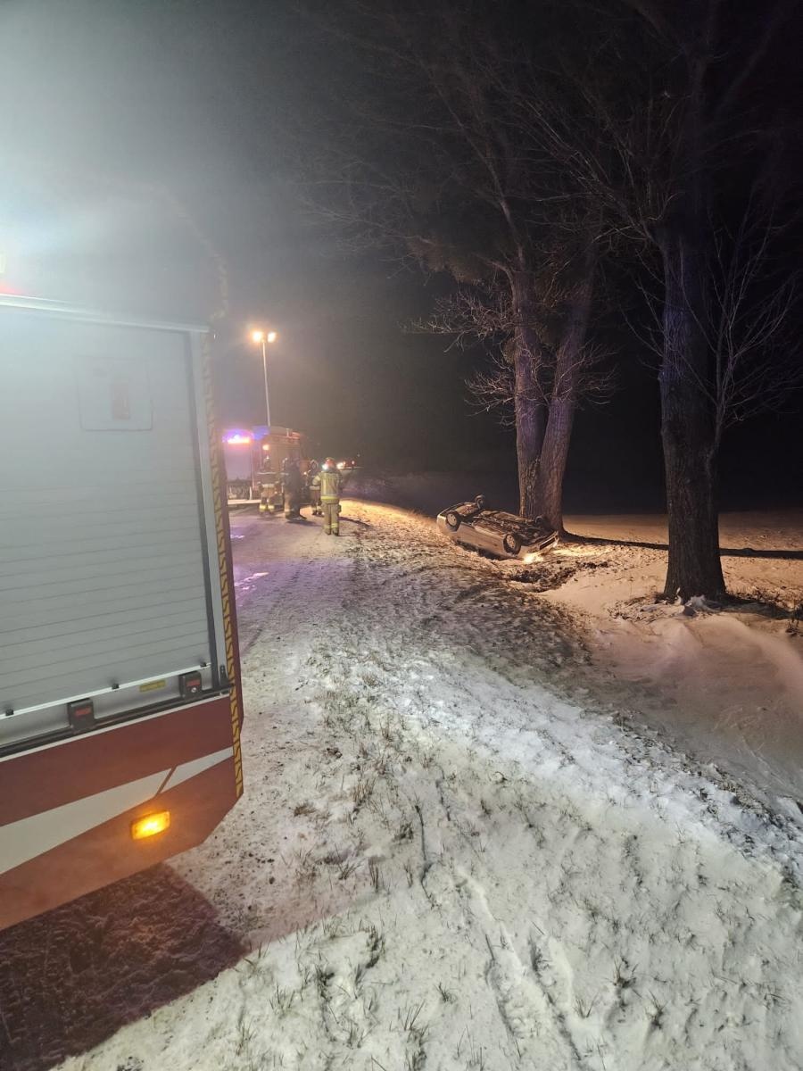 Zdjęcie w galerii na portalu naszraciborz.pl: Dachowanie na trasie Krowiarki-Pawłów wiadomości z regionu