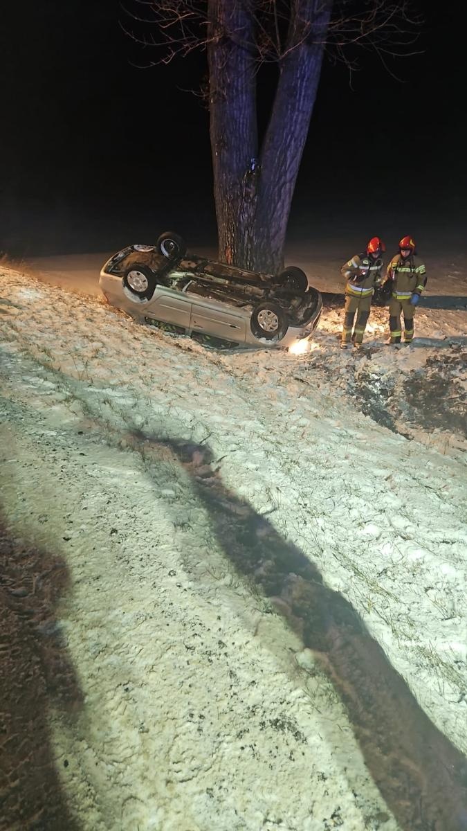 Zdjęcie w galerii na portalu naszraciborz.pl: Dachowanie na trasie Krowiarki-Pawłów wiadomości z regionu