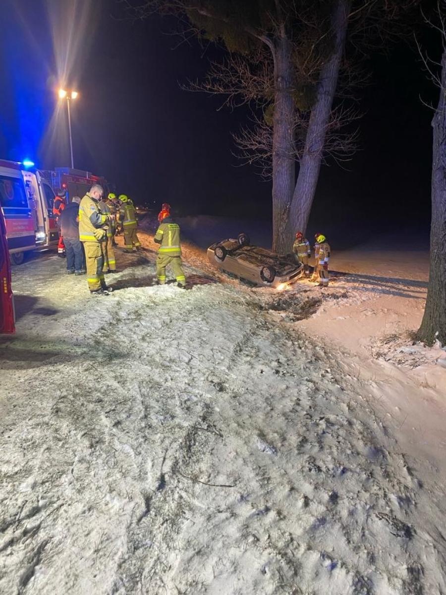 Zdjęcie w galerii na portalu naszraciborz.pl: Dachowanie na trasie Krowiarki-Pawłów wiadomości z regionu