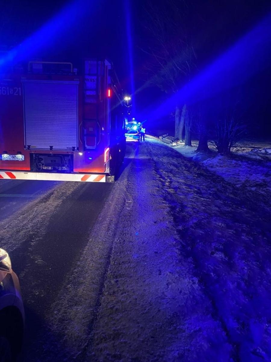 Zdjęcie w galerii na portalu naszraciborz.pl: Dachowanie na trasie Krowiarki-Pawłów wiadomości z regionu