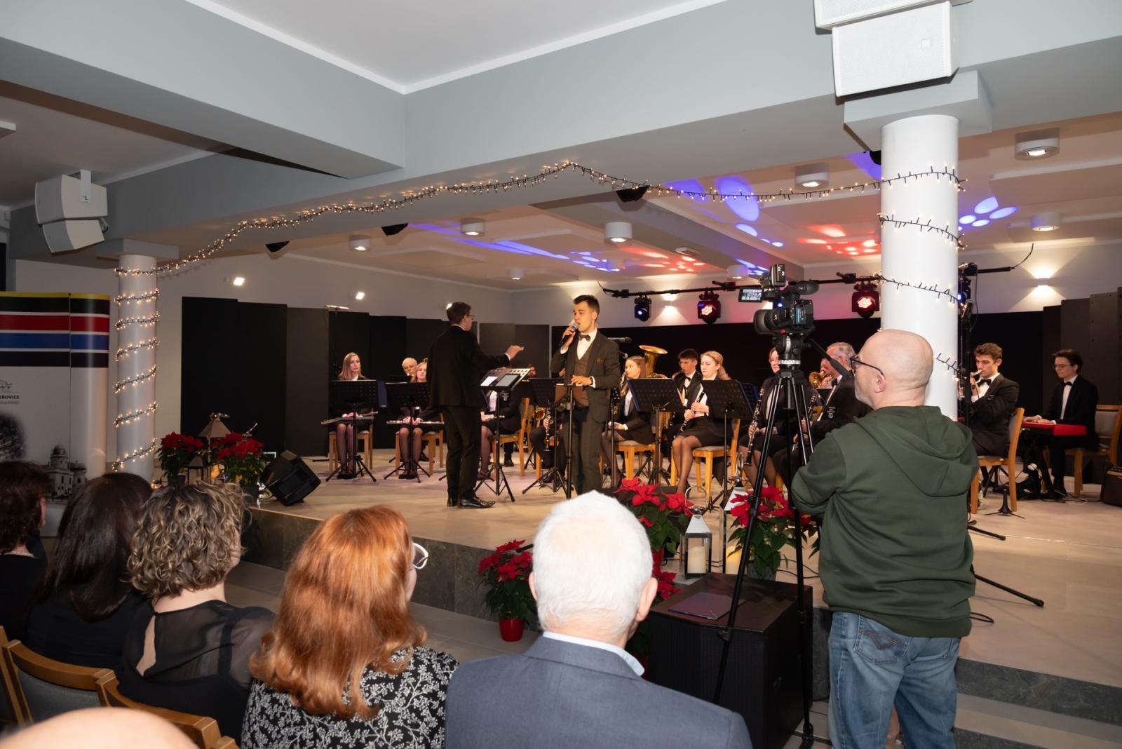 Zdjęcie w galerii na portalu naszraciborz.pl: Noworoczny koncert Gminy Krzyżanowice tym razem w nowym miejscu wiadomości z regionu